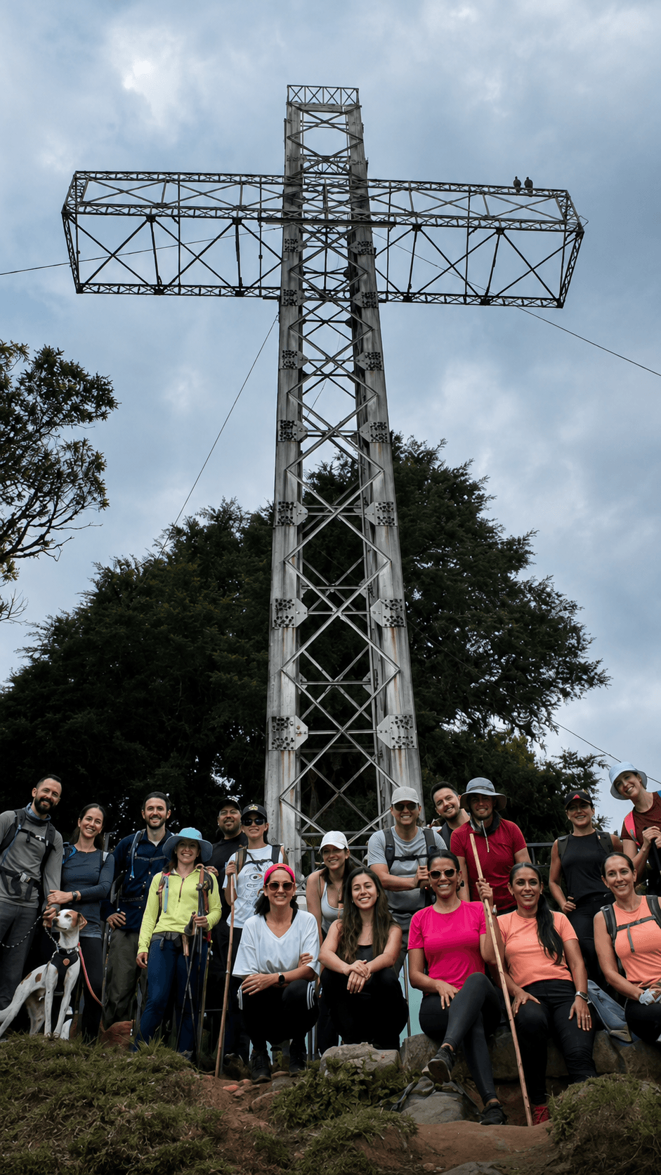 Grupo de la comunidad al finalizar una caminata
