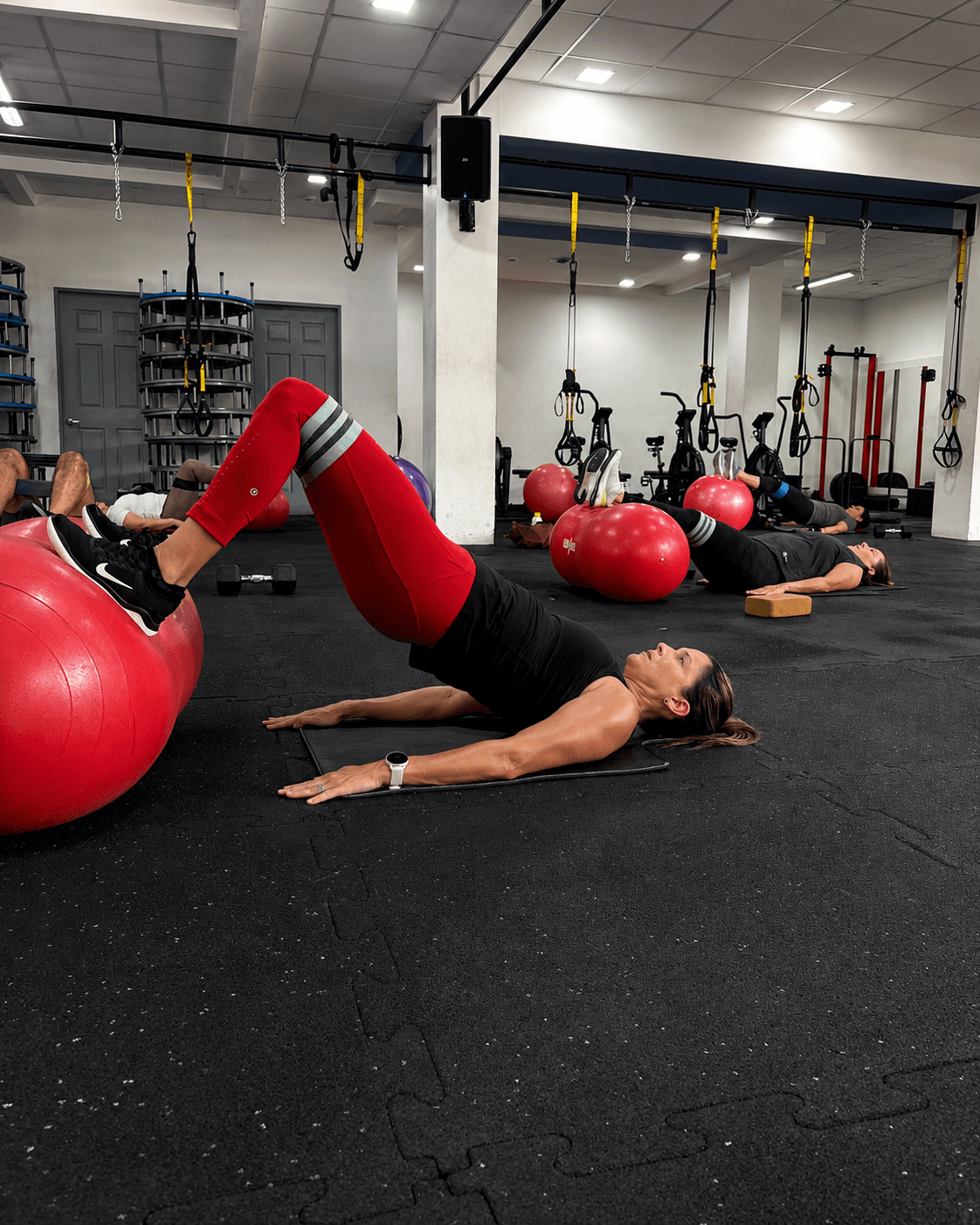 Clase grupal de core y glúteos en The Functional Room